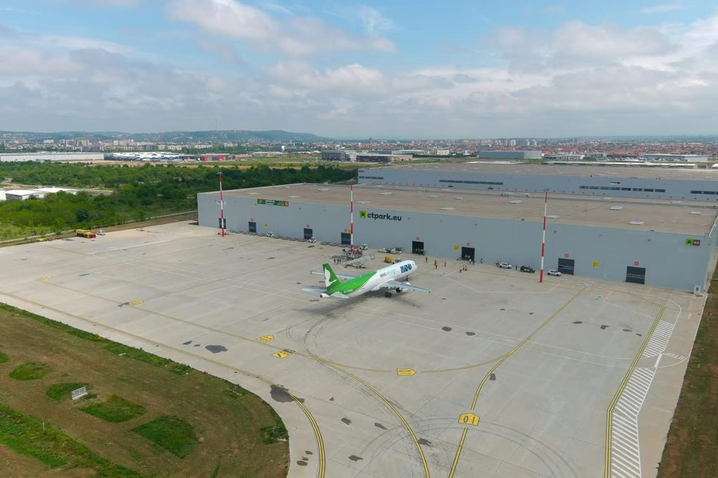 Primul avion cargo a aterizat la Oradea Terminal logistic de 13000 mp