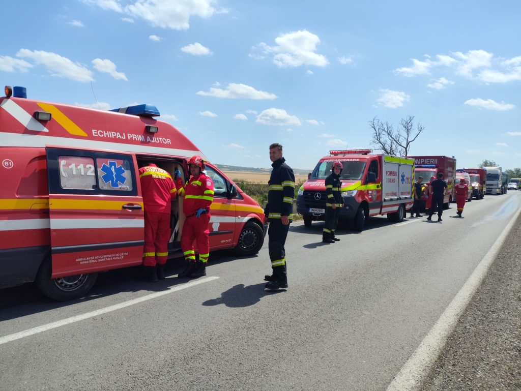Accident grav intre microbuze si autoturism 39 implicati