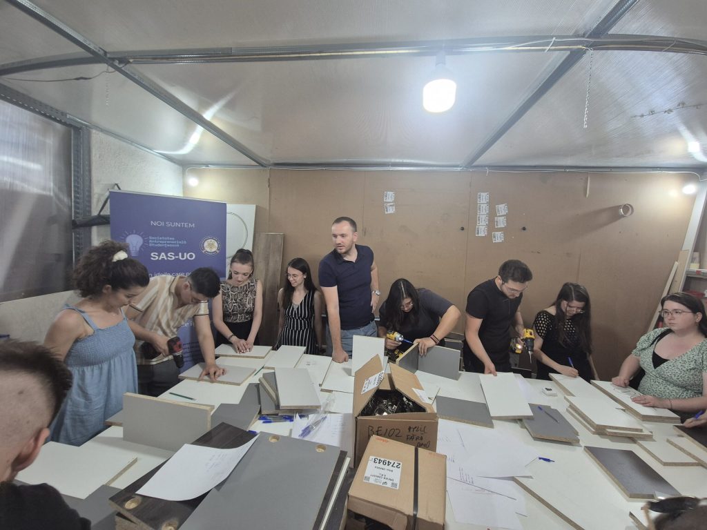 Studentii Universitatii din Oradea au creat mobila in atelier antreprenorial