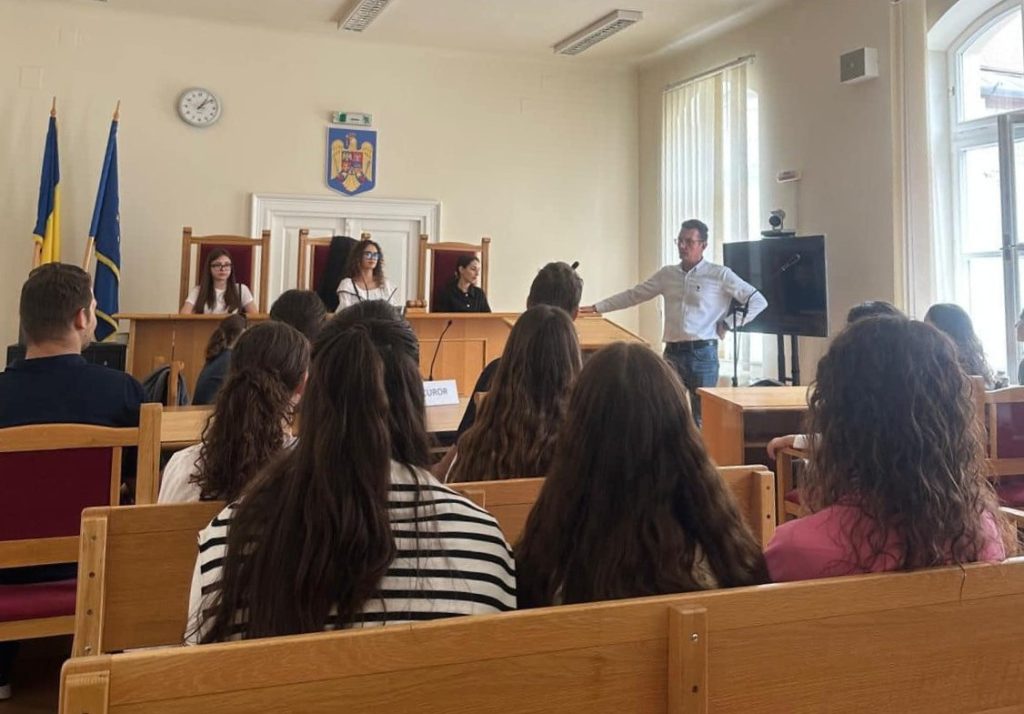 Tineri liceeni invata Dreptul la Scoala de vara IURIS