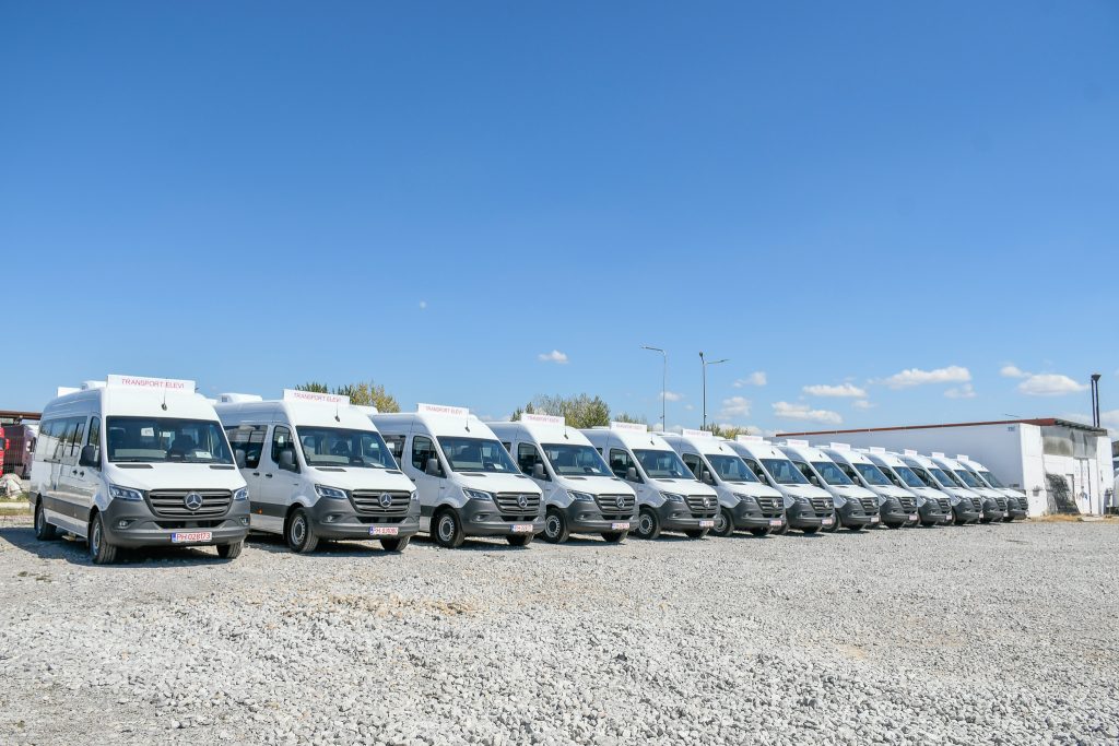 CJ Bihor a primit 25 de microbuze electrice pentru elevi