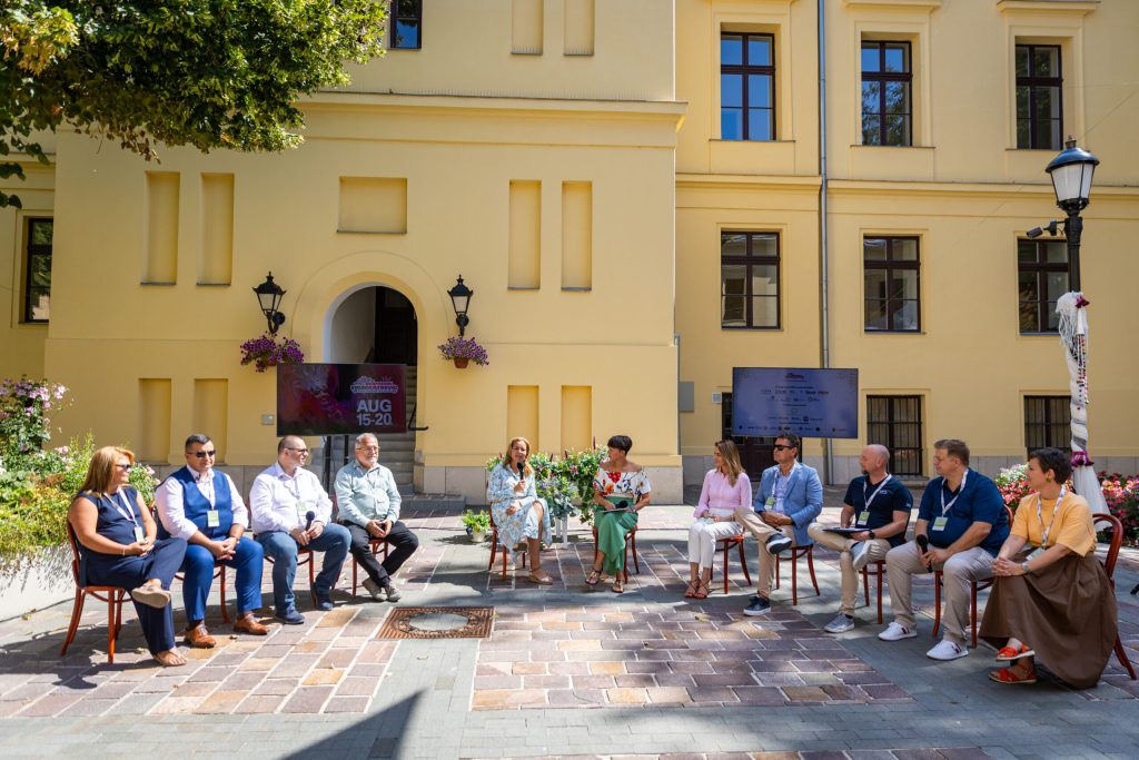 Carnavalul Florilor 2025 Oradea 25 de ani participare Debrecen