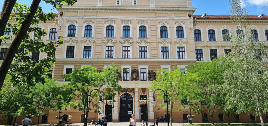 Sezatoare la Muzeul Tarii Crisurilor traditia camisii romanesti